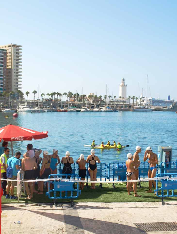 Llegada de nadadores de Travesía del Puerto de Málaga