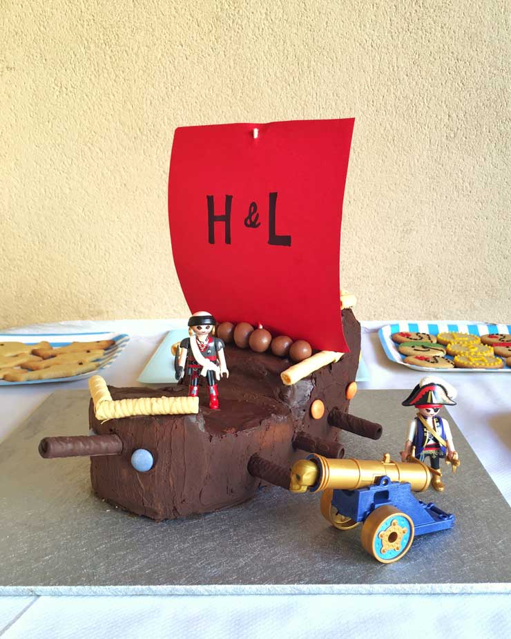 Tarta de barco pirata con muñecos Playmobil