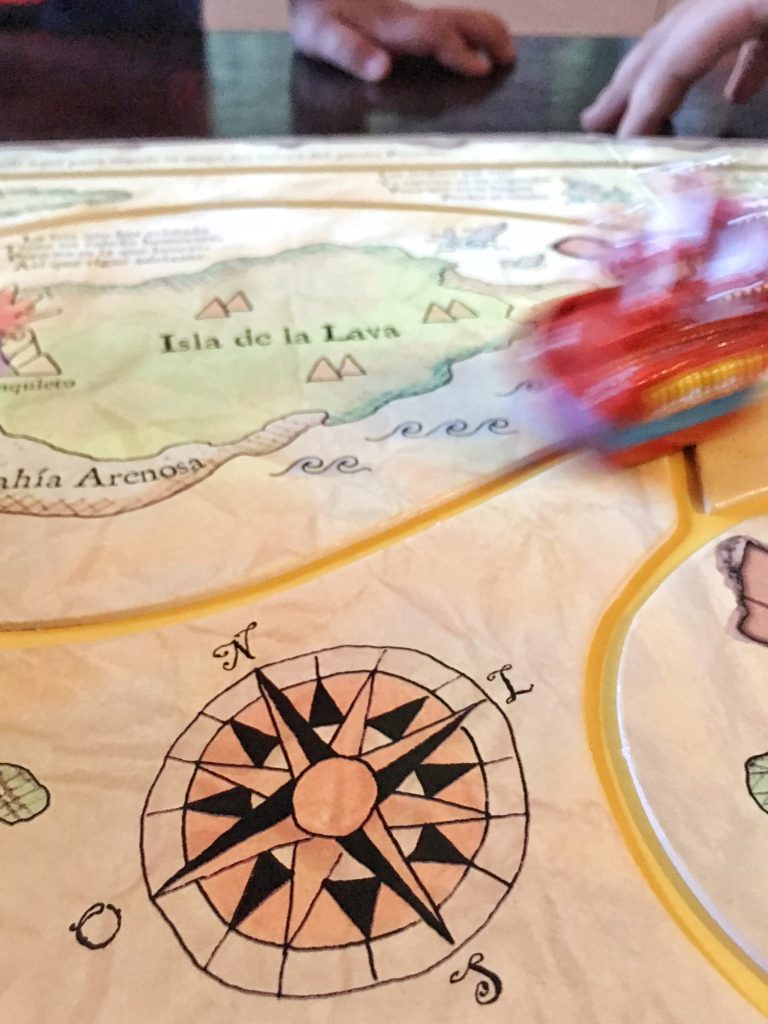 Detalle mapa pirata y barco en movimiento