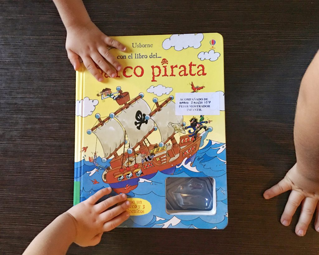 Juega con el libro del barco pirata